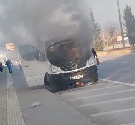 Mercedes alevler içinde kaldı, işçiler güçlükle kurtuldu