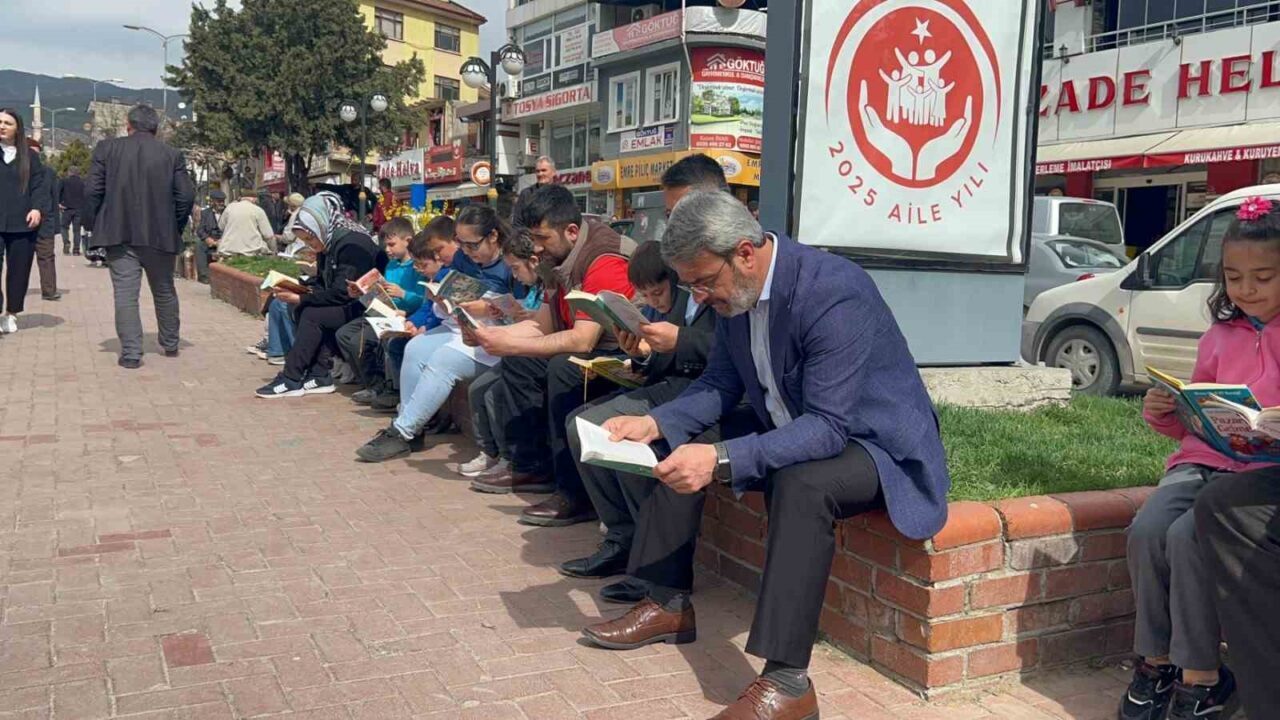 Öğrenciler sokakta kitap okuyarak arkındalık oluşturdu