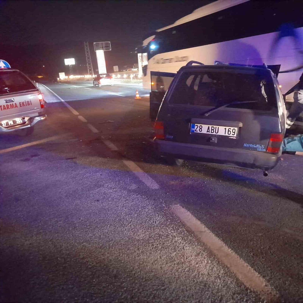 Otomobil, İBB otobüsüyle çarpıştı: 1 ölü, 1 yaralı