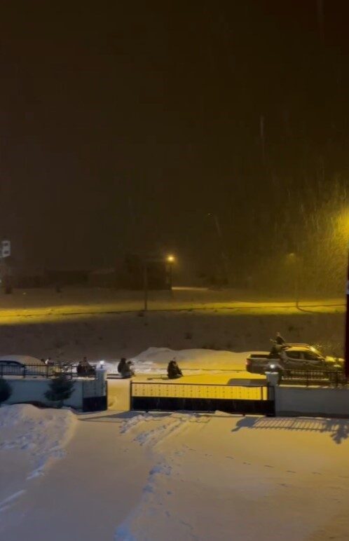 Pikabın arkasına bağladıkları lastiklerle kar üstünde tüm ilçeyi turladılar