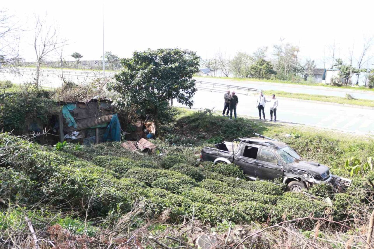 Rize’de yol vermek isteyen kamyonet çay bahçesine uçtu