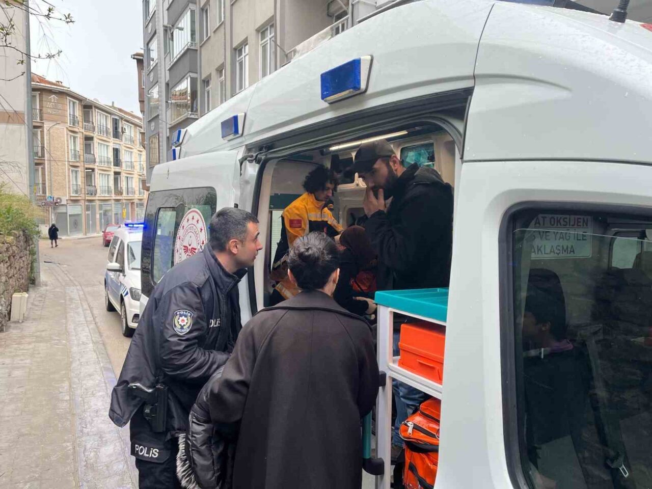 Sinir krizi geçiren kadın camı yumruklayarak yaralandı