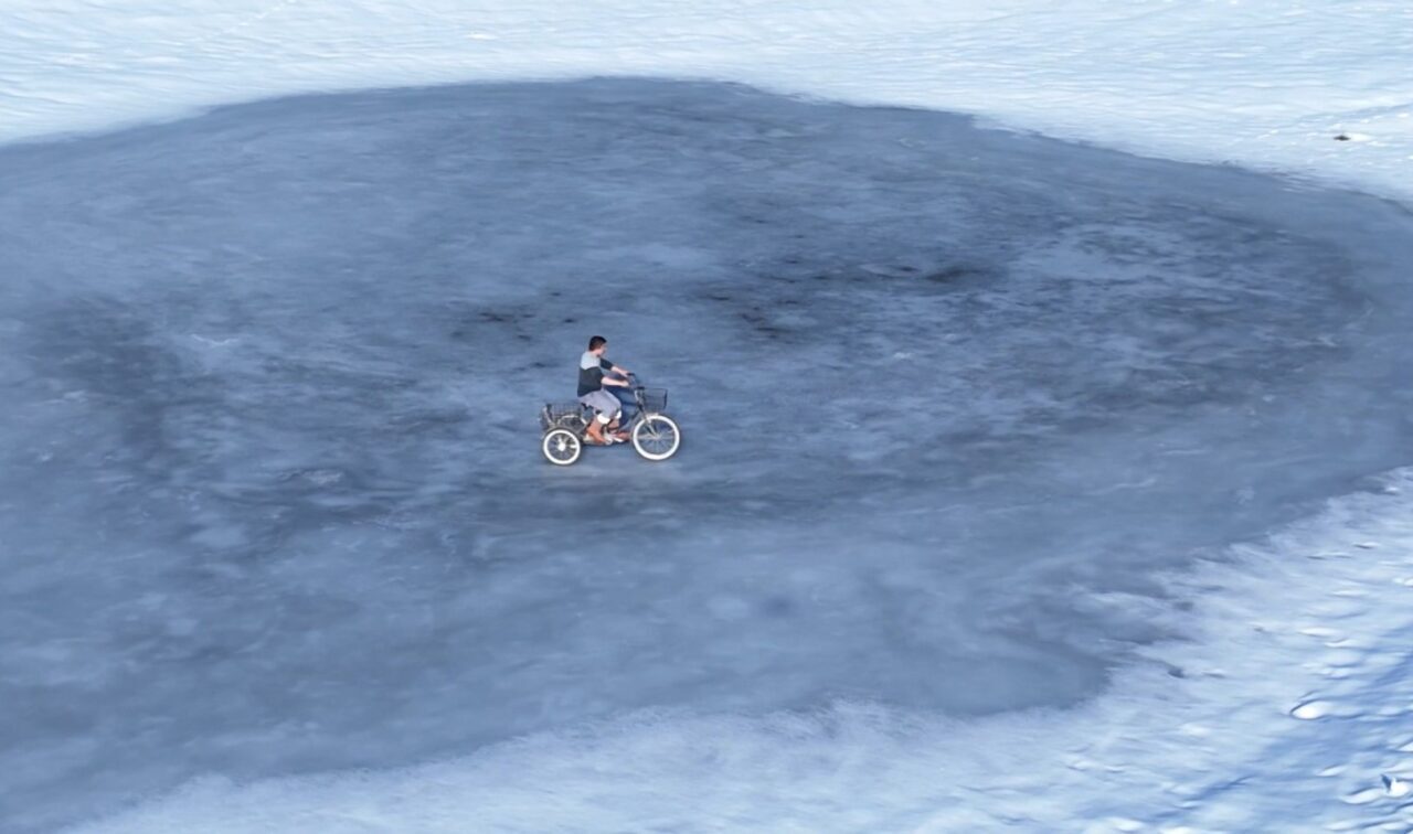 Sinop’ta buzla kaplı gölde bisiklet keyfi