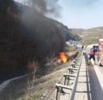 Sinop’ta kaza yapan araç alev aldı