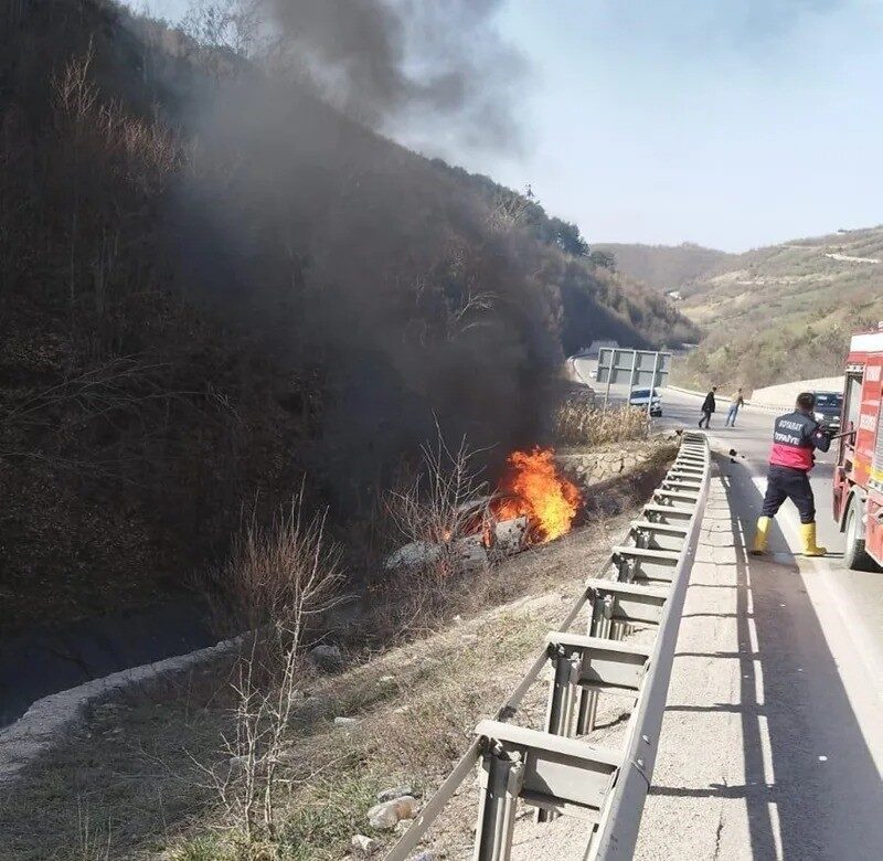 Sinop’ta kaza yapan araç alev aldı