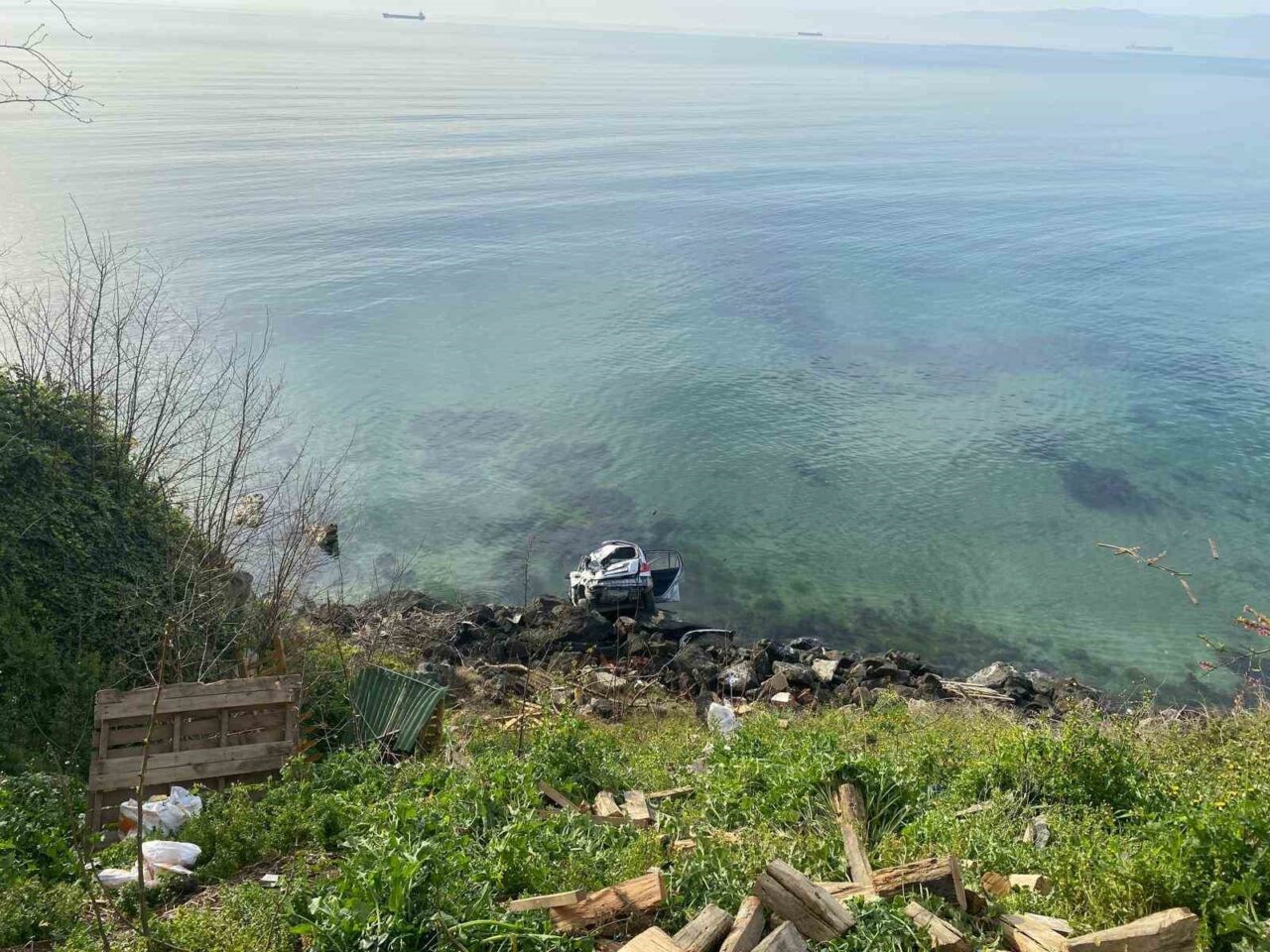 Sinop’ta otomobil denize uçtu, sürücü yara almadan kurtuldu