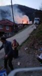 Son anda yanmaktan kurtuldular, çaresizce alevleri izlediler