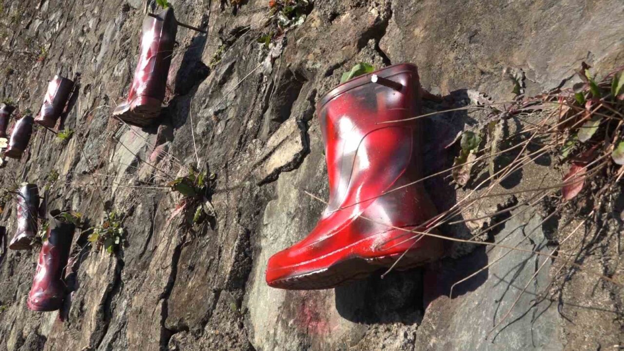 Taş duvarı saksı olarak kullandığı çizmelerle renklendirdi