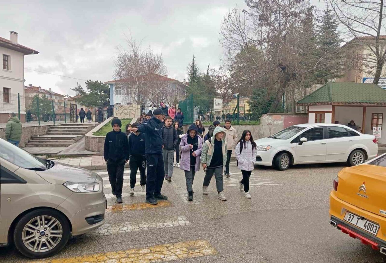 Taşköprü’de zabıta ekipleri sayesinde çocuklar okula güvenle gidiyor