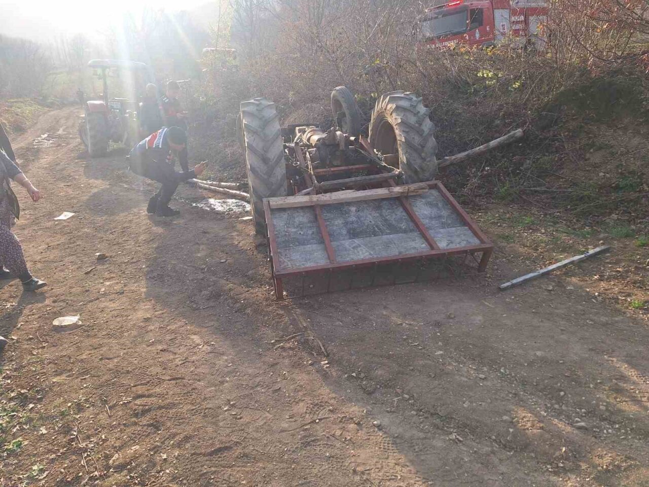 Ters dönen traktörün sürücüsü yaralandı