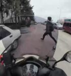 Ters yola giren motosiklet yayaya çarptı: Yaya, "Pardon abi" dedi