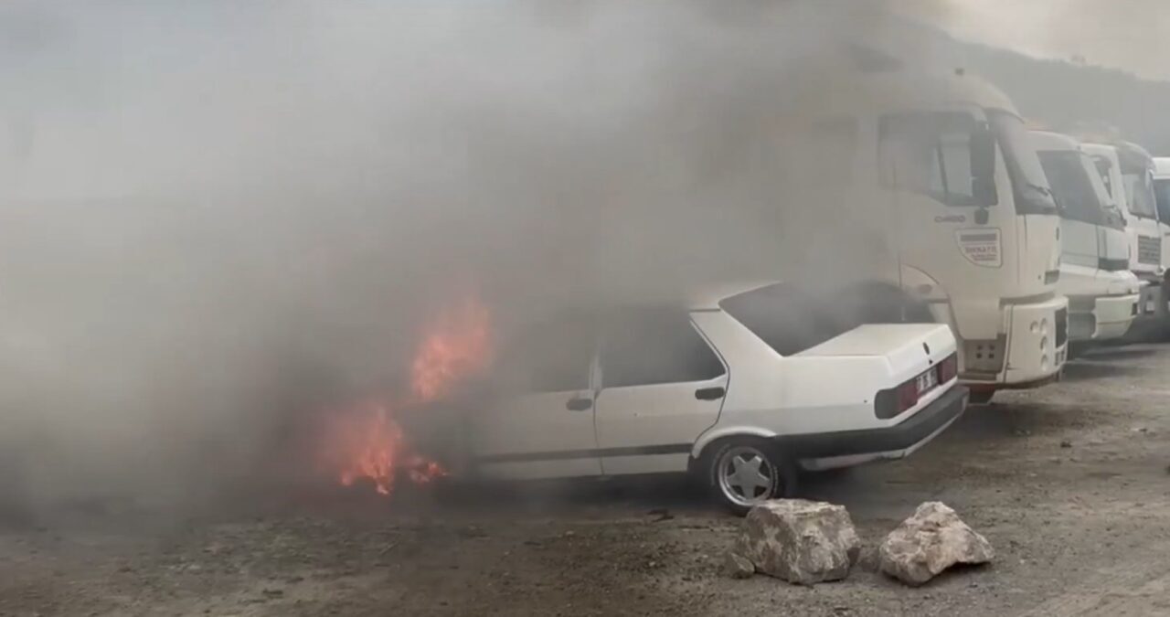 Tofaş-Fiat marka otomobil alev alev yandı