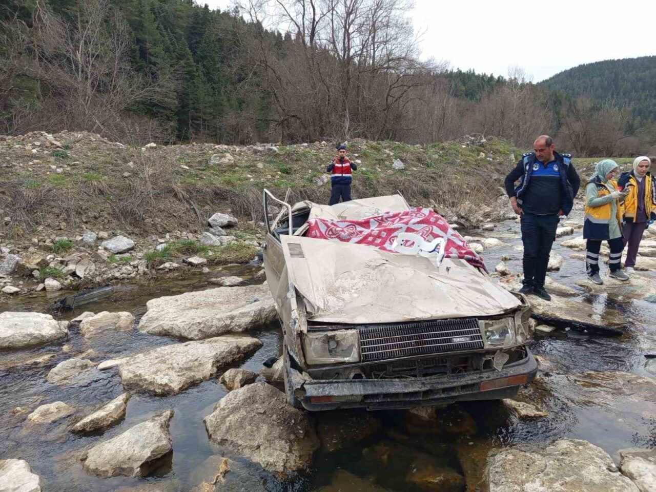 Tofaş otomobil çaya uçtu: 1 ölü, 1 yaralı
