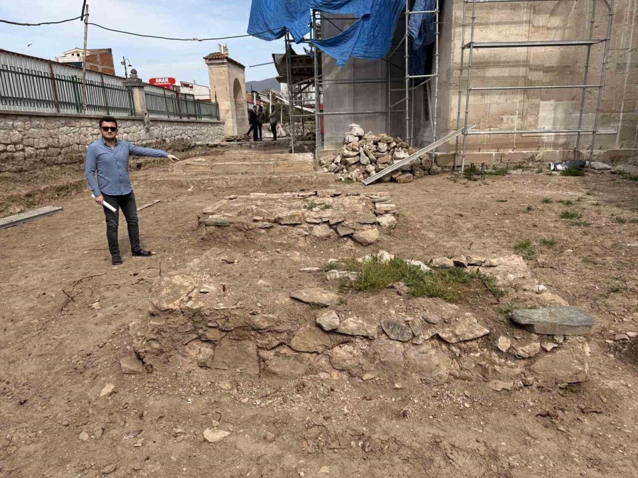 Tokat’ta 540 yıllık cami restorasyonunda keşfedilen mezarlar sanat tarihçileri tarafından inceleniyor