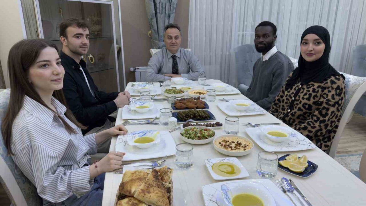 Tokat’ta öğrenciler bu sefer sınıfta değil akademisyenlerinin evinde buluştu