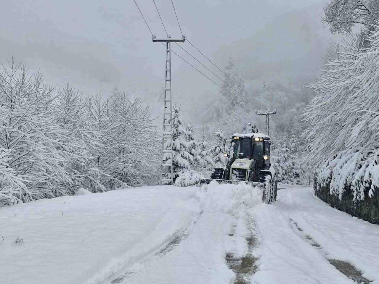 Trabzon’da 124 mahalle yolu kar nedeniyle ulaşıma kapandı