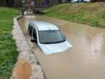 Trabzon’da şiddetli yağış sonrası göle dönen yolda araçlar su altında kaldı