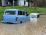 Trabzon’da şiddetli yağış sonrası göle dönen yolda araçlar su altında kaldı