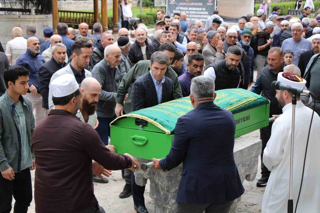 Üstünden vasiyeti çıkan kimsesiz hayırsever son yolculuğuna uğurlandı