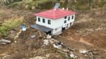 Yapısal bütünlüğü bozulmadan 50 metre sürüklenen evin bulunduğu bölge afet bölgesi kapsamına alındı