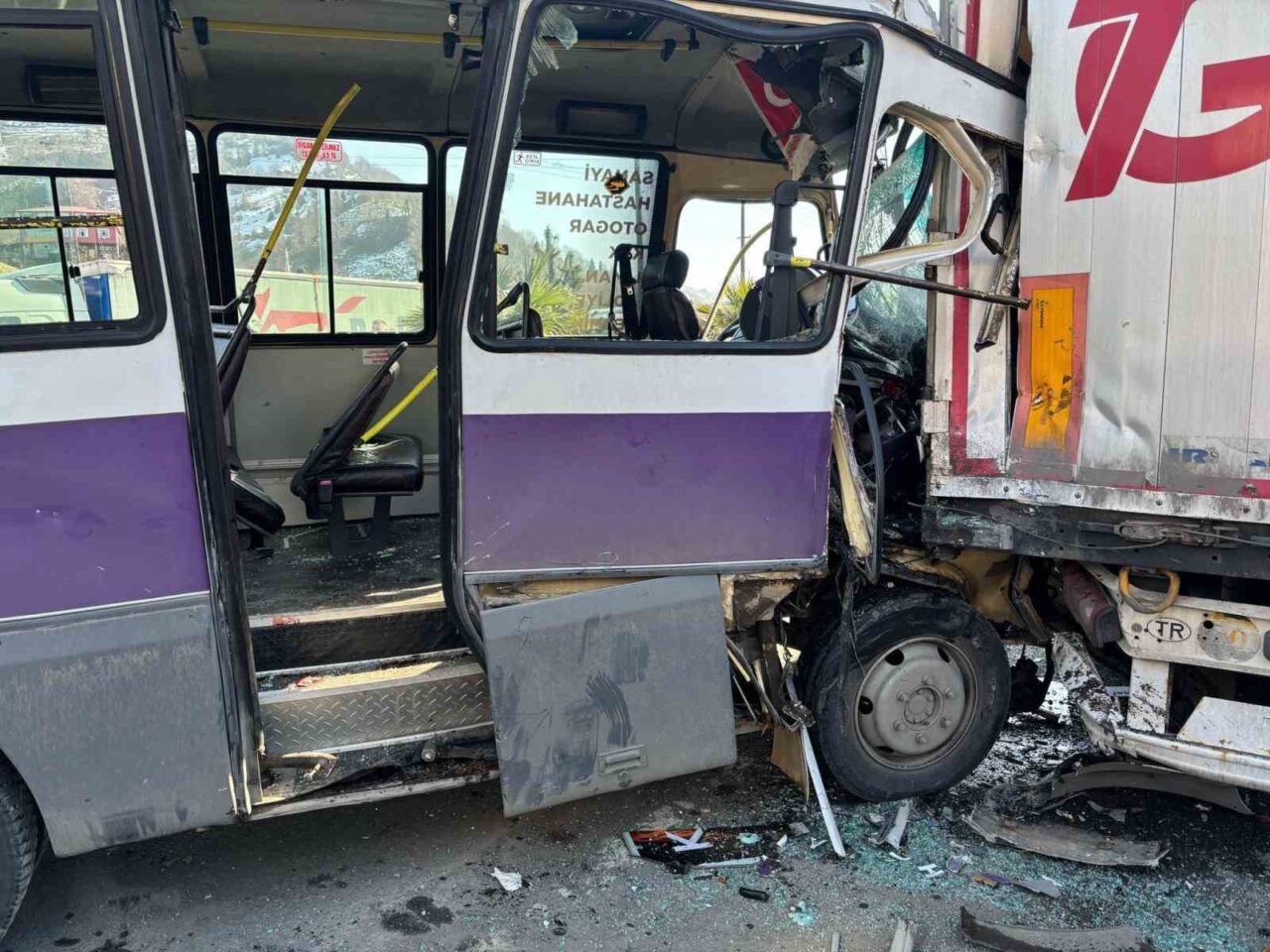 Yolcu dolu minibüs park halindeki tıra çarptı: 12 yaralı