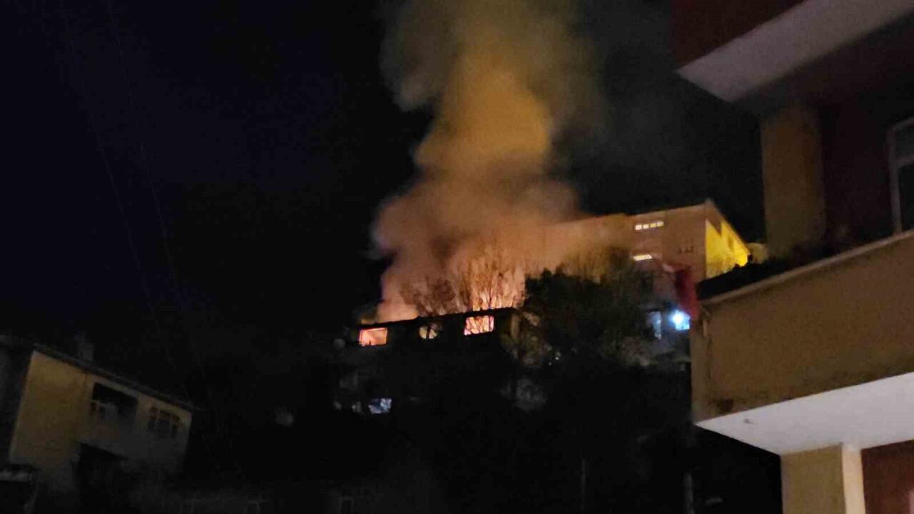 2 katlı binada çıkan yangın, yanında bulunan 3 katlı binaya sıçradı: 1 ölü