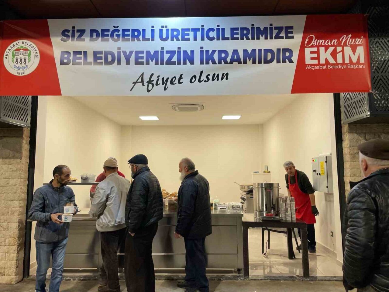 Akçaabat’ta pazarcı esnafına sıcak çorba ikramı