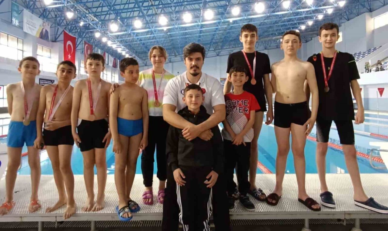 Alacalı genç yüzücüler madalyaları topladı