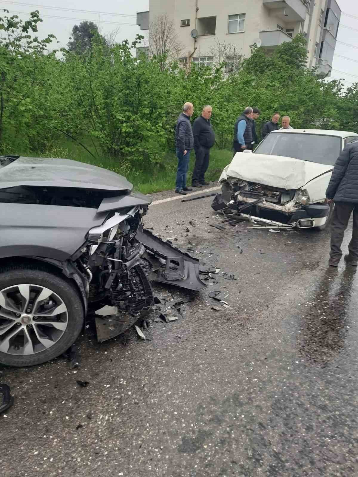 Alaplı’da kafa kafaya çarpışan otomobillerde 2 kişi yaralandı