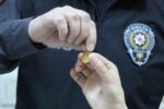 Alışveriş yaparken altınını kaybeden genç kızı sokakta gezen polis sevindirdi