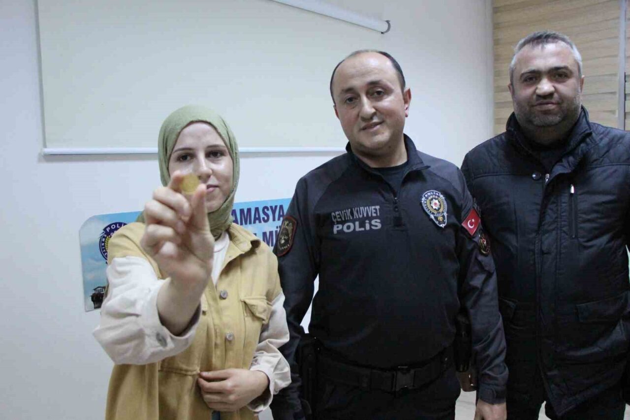 Alışveriş yaparken altınını kaybeden genç kızı sokakta gezen polis sevindirdi