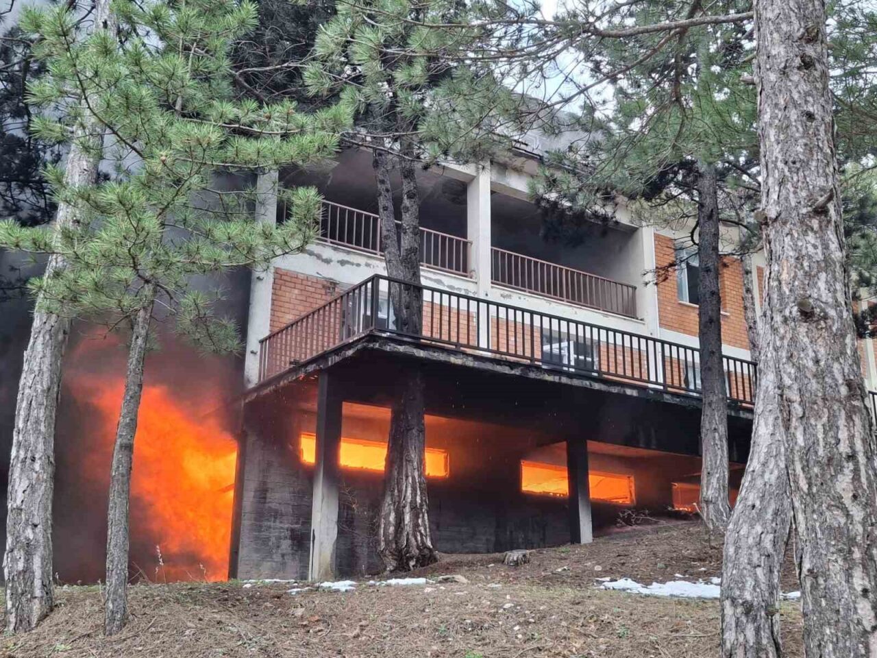 Amasya’da 3 katlı binada çıkan yangın ormana sıçramadan söndürüldü