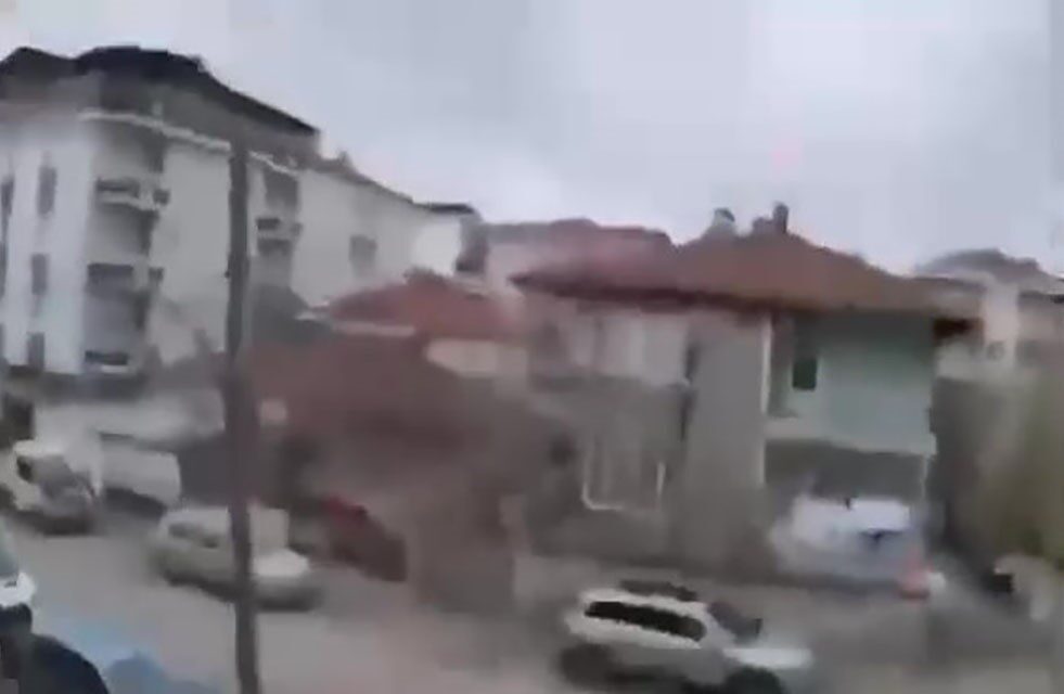 Amasya’da deprem anı kamerada