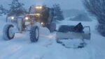 Amasya’da karlı köy yolunda mahsur kalan aileyi greyder operatörleri kurtardı