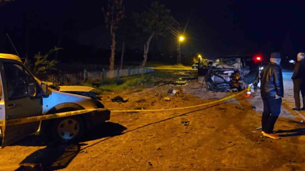 Amasya’da minibüs ile hafif ticari araç kafa kafaya çarpıştı: 7 yaralı