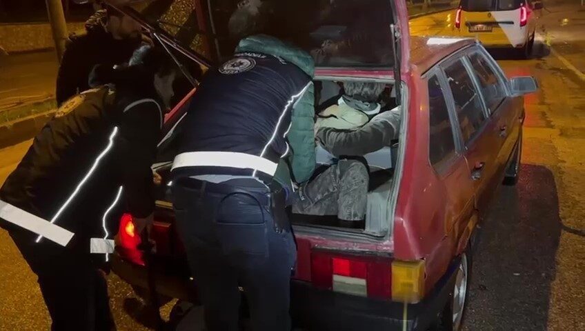 Amasya’da otomobilde 6 kaçak göçmen yakalandı