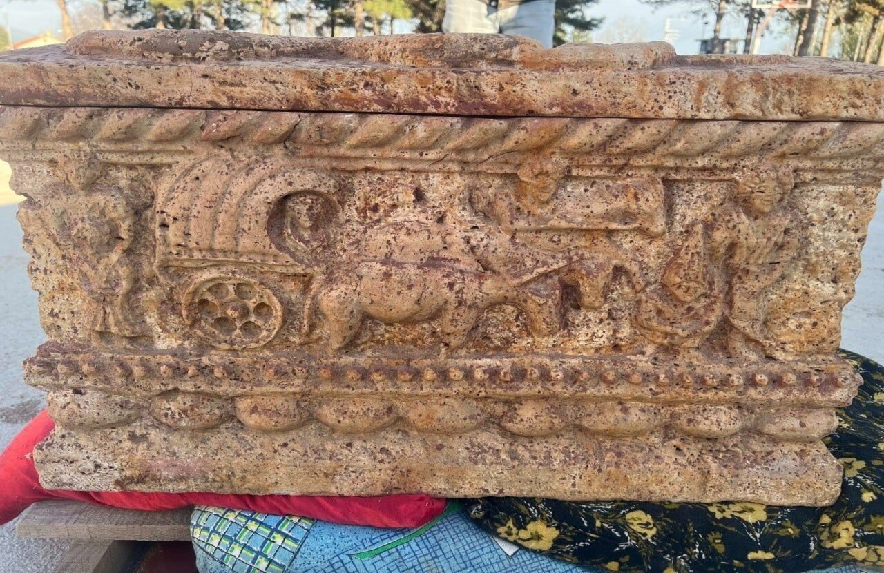 Amasya’da Roma dönemine ait mini lahit ele geçirildi