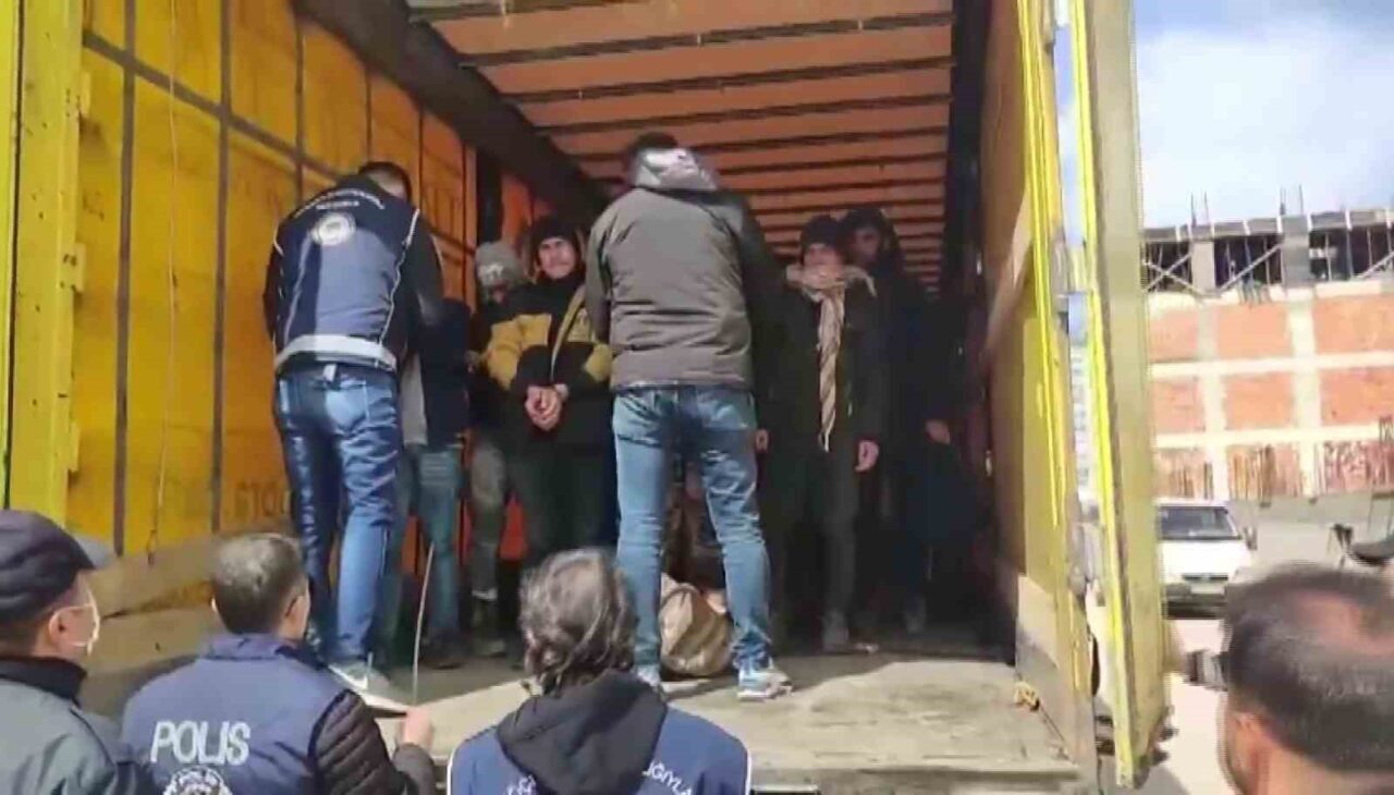 Amasya’da tırda 10 kaçak göçmen yakalandı