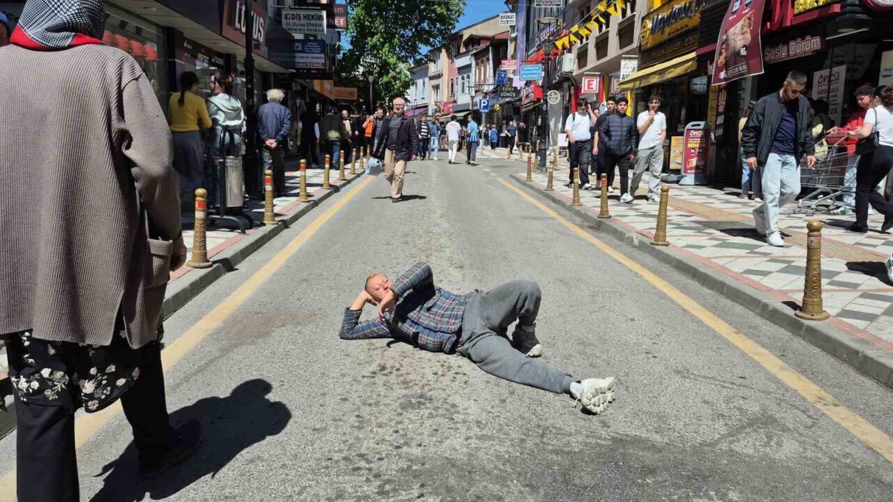 Araç trafiğine kapanan caddede ilginç görüntüler