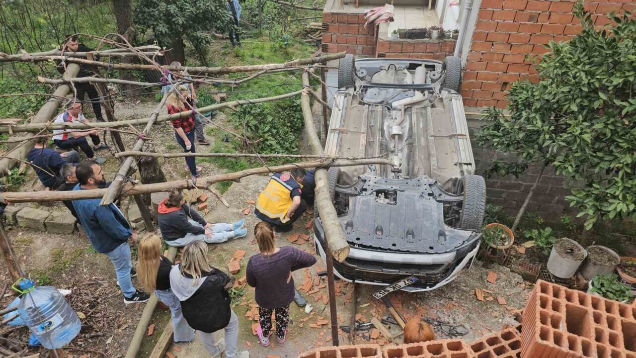 Aracını park etmek isterken yüksekten düşerek takla attı