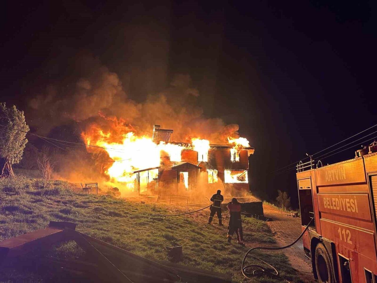 Artvin’de çıkan yangından ahşap ev kullanılamaz hale geldi