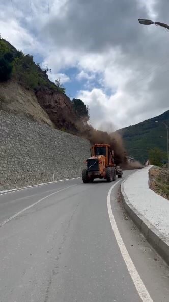 Artvin’de heyelan anı kameraya yansıdı: İş makinesi saniyelerle kurtuldu