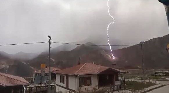 Artvin’de yıldırım düşme anı kamerada