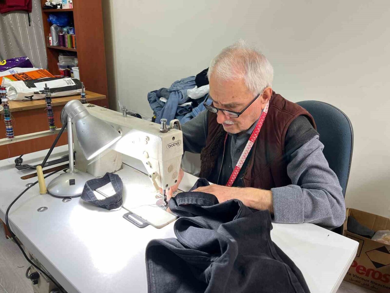 Artvinli Ziver usta 63 yıldır terzilik mesleğini sürdürüyor