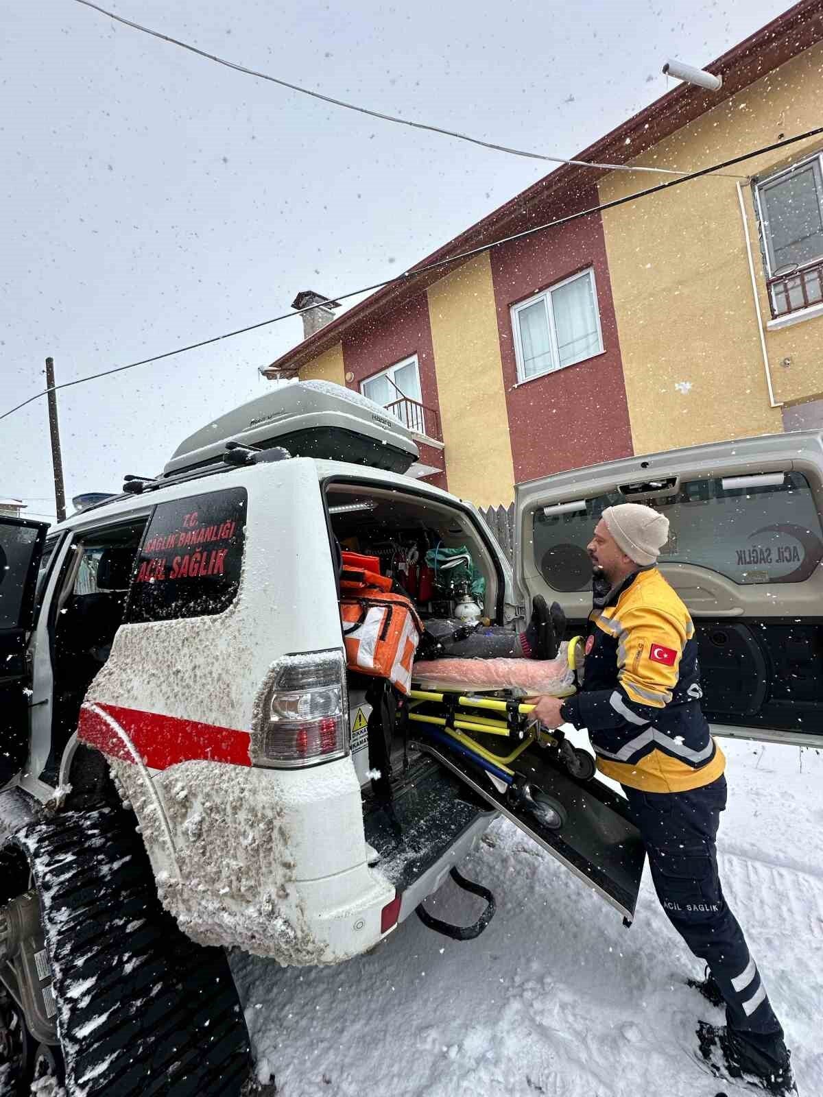 Ayağından yaralanan kadının yardımına paletli ambulans ile yetiştiler