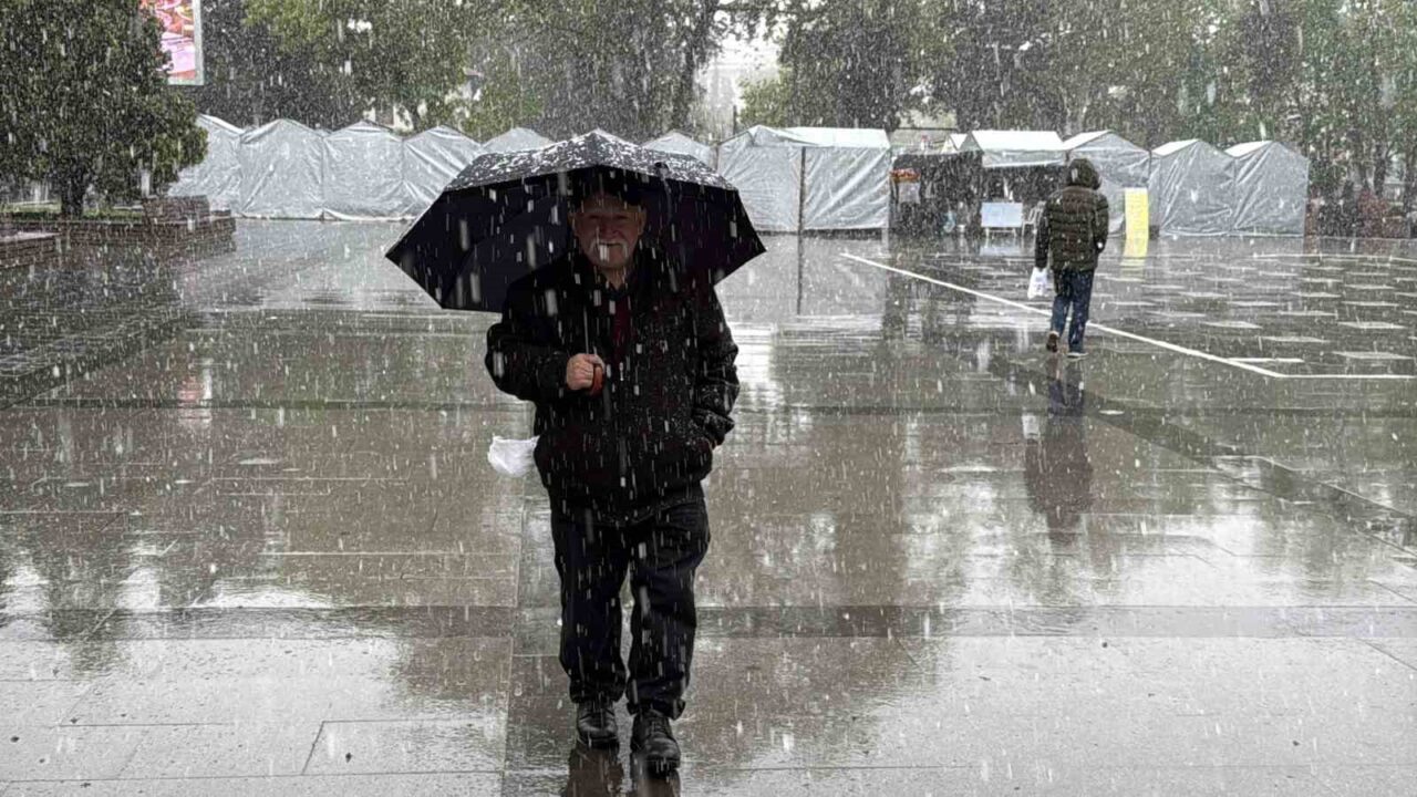 Baharda kar yağdı, vatandaş odun kömür peşine düştü