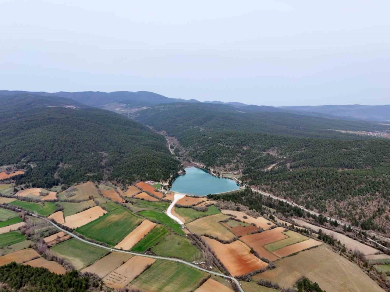 Baharın renkleriyle ayrı bir güzelliğe bürünen Kastamonu mest ediyor