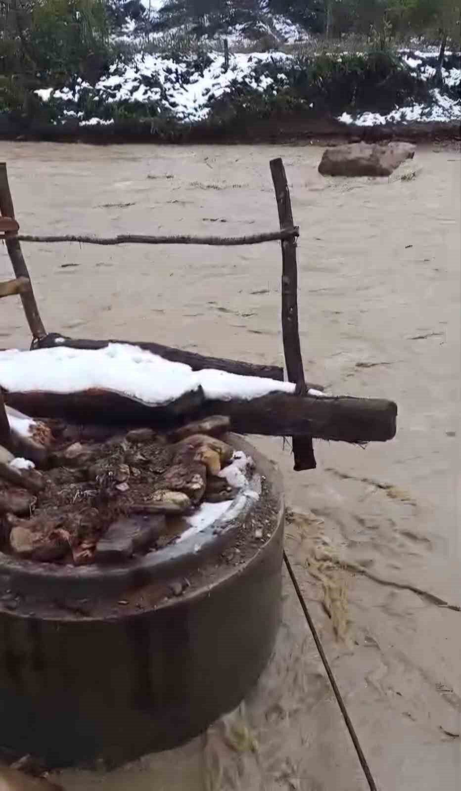 Bartın’da dere taştı, köprü yıkıldıı