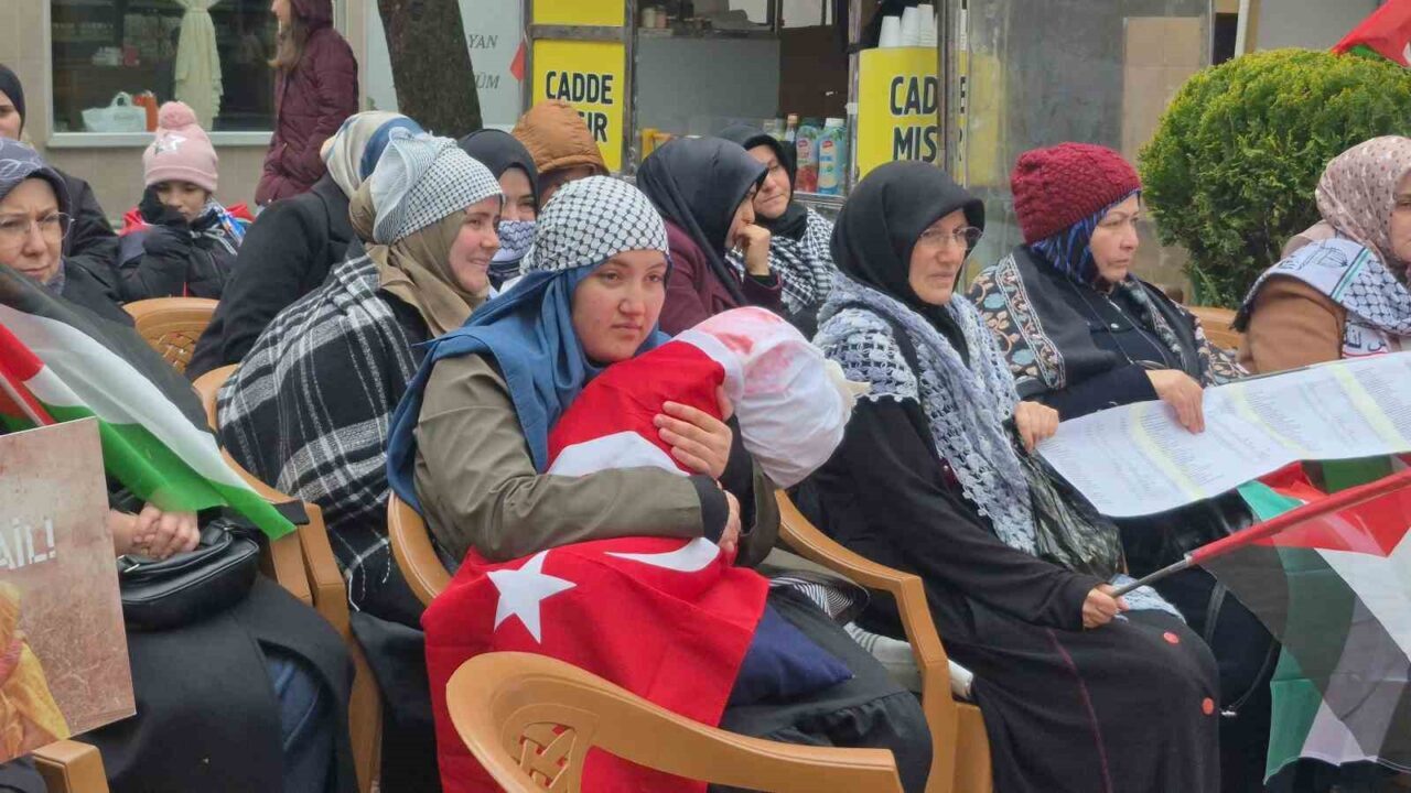 Bartın’da kanlı kefenle İsrail protestosu