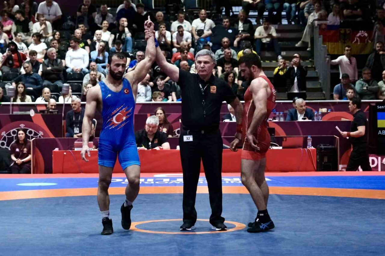 BARÜ’lü milli güreşçi Burhan Akbudak, Avrupa üçüncüsü oldu